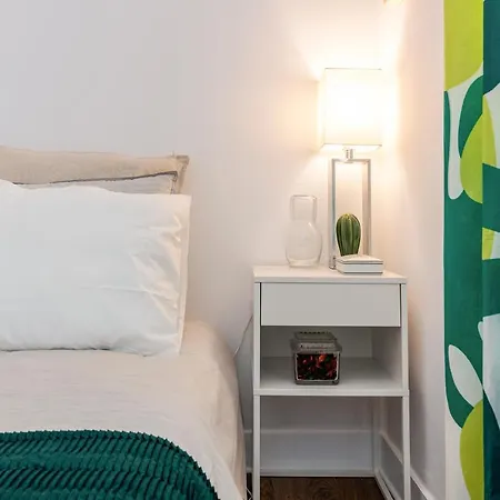 Modern Local In Residential Neighborhood Apartment