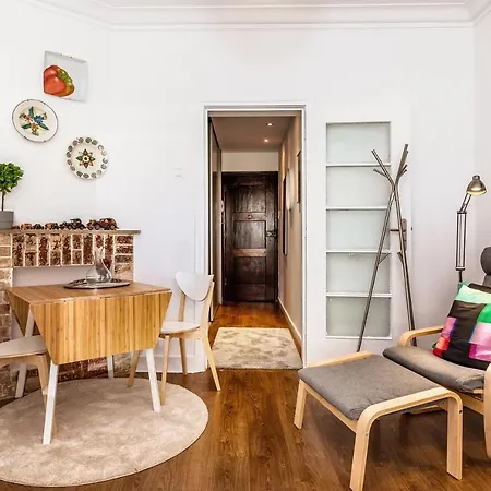Apartment Modern Local In Residential Neighborhood *