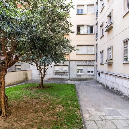 Modern Local In Residential Neighborhood Apartment *