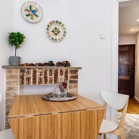 Modern Local In Residential Neighborhood Lejlighed *