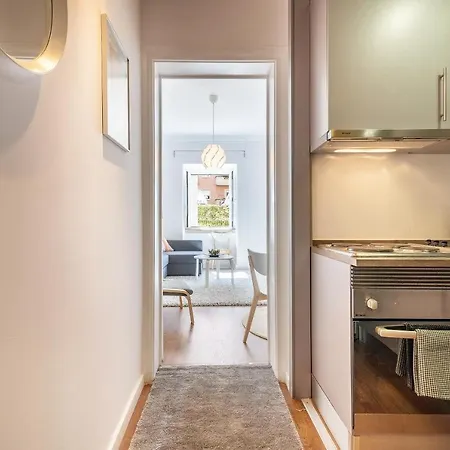 Modern Local In Residential Neighborhood Apartment *
